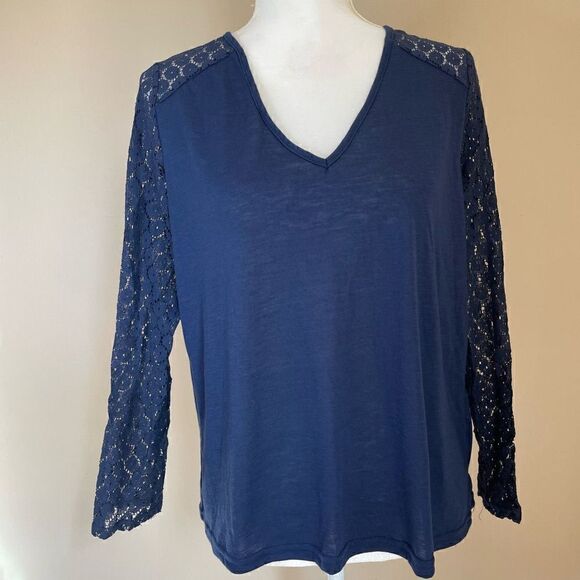 Shein| Medium| Soft|Crotchet knit| Floral - Picture 1 of 16